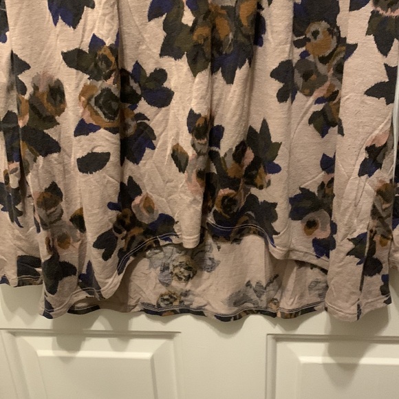 Gap high low floral long sleeve - Picture 4 of 5
